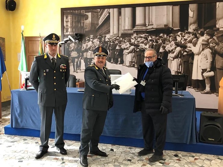 Mascherine chirurgiche donate al comando della Guardia di Finanza Milano