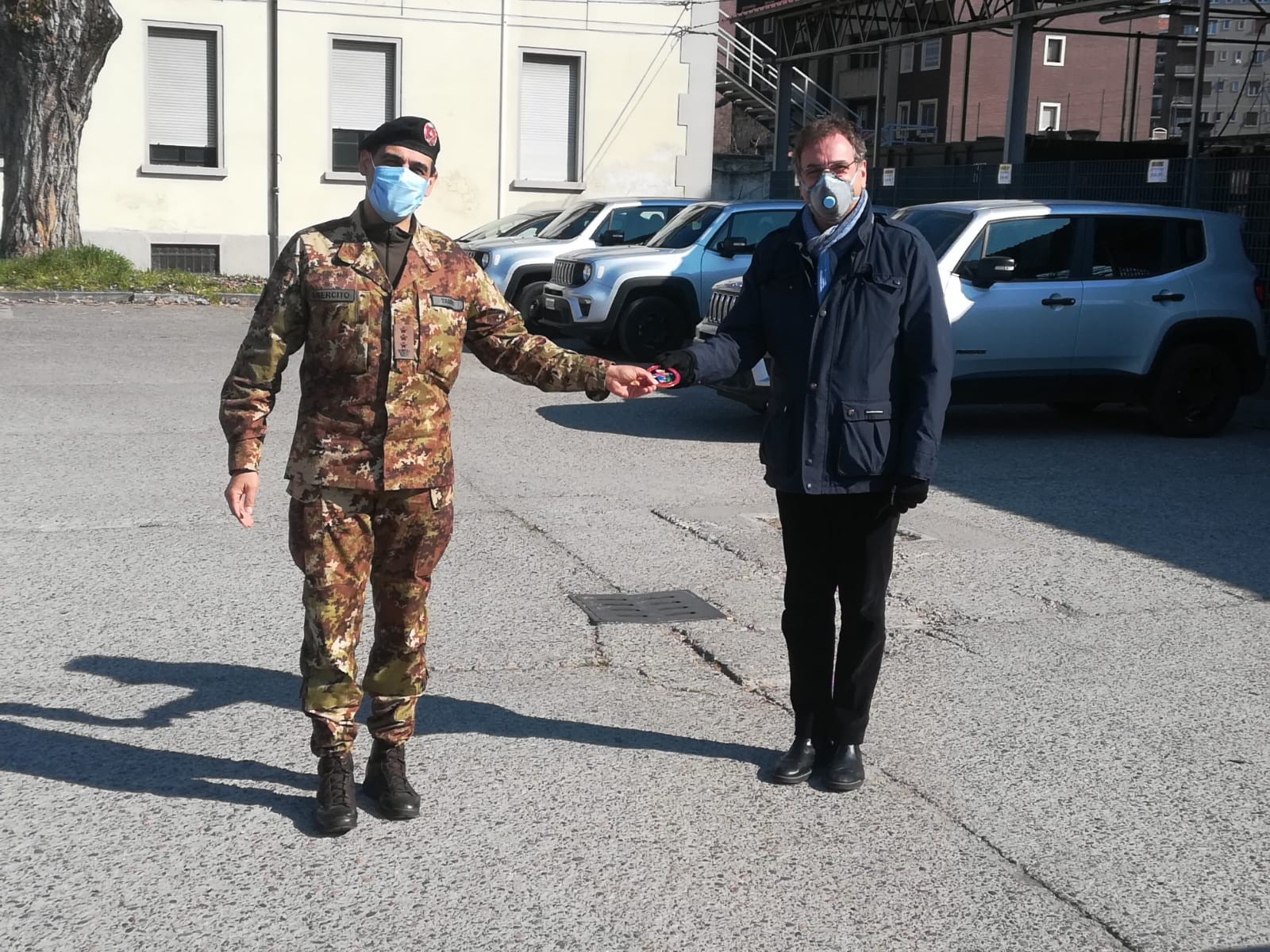 Mascherine chirurgiche donate all'Esercito Italiano impegnate nell'operazione strade sicure Milano